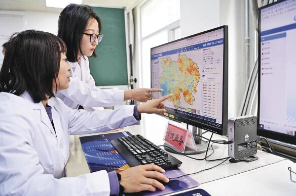青海省氣象信息中心業(yè)務(wù)平臺工作人員實況分析天氣變化。
